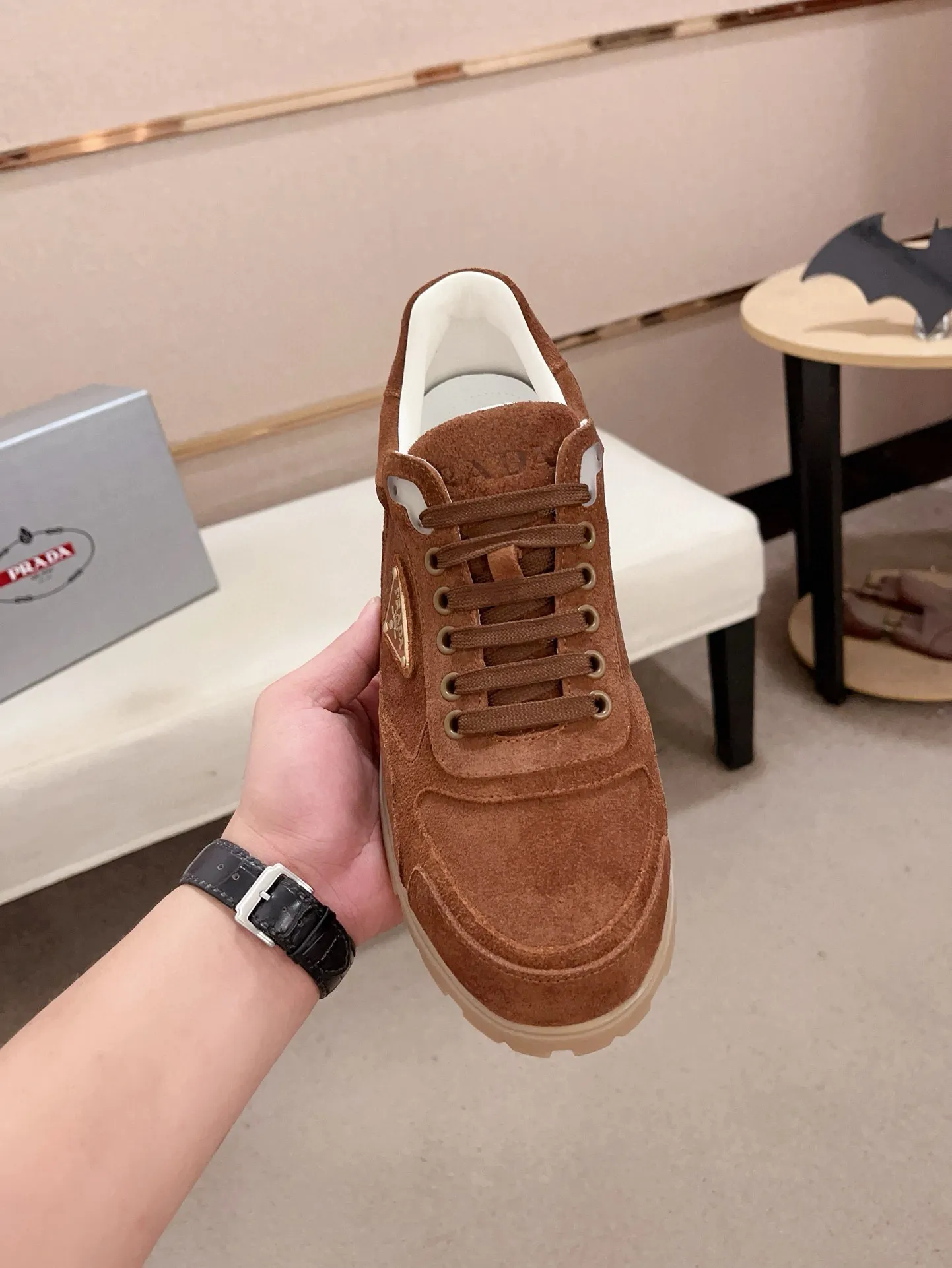 Men's shoes 💰 540💰 ✔️✔️✔️Higher version High-quality new PRADA (Prada) counters are launched at the same time. The new men's shoes and 😘 fabrics are made of high-tech glue-making technology. Lining: Full cowhide lining. 👍🏿 High-end ☄️ air-cushion molded anti-slip rubber outsole, exquisite lines, simple and elegant, comfortable and high-end for leisure travel. Code number: 38 to 44 (45 can be customized and cannot be returned or exchanged)